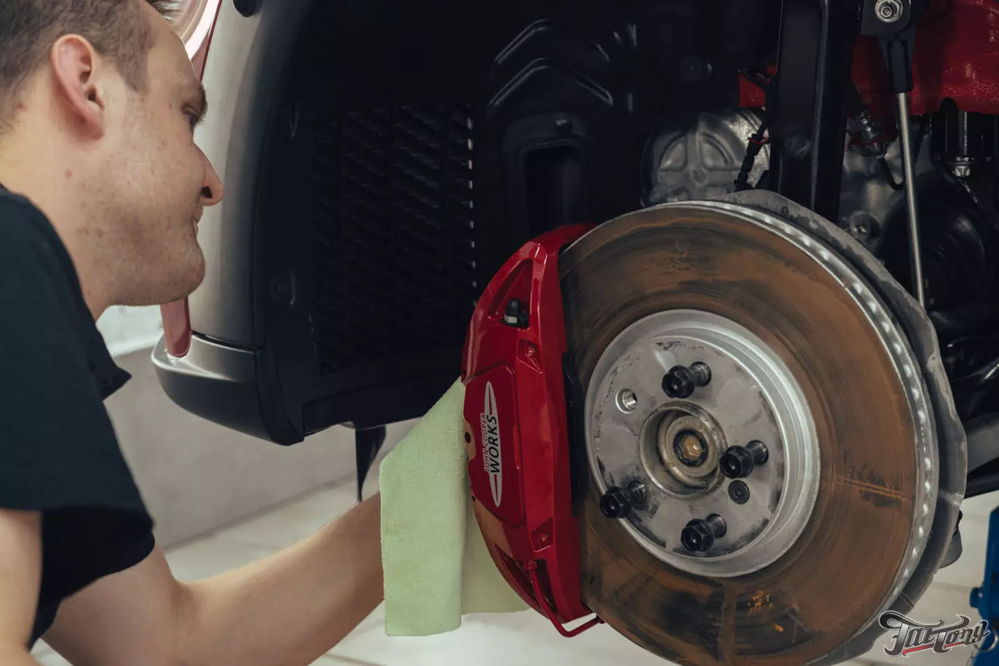 Оклейка Mini John Cooper Works глянцевым полиуретаном, наклейки на кузов, комплексная шумоизоляция, установка новых дисков, керамика дисков и суппортов